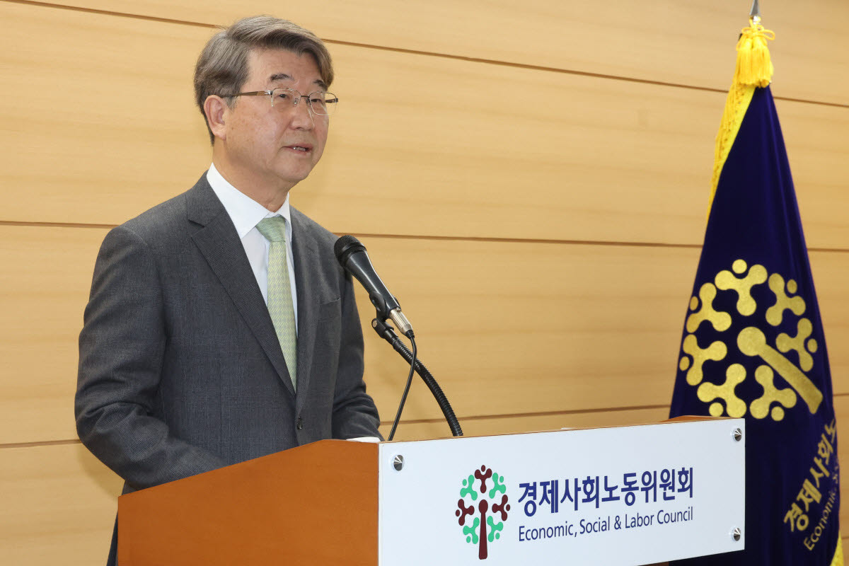 김지형 경제사회노동위원회(경사노위) 위원장이 지난 18일 서울 중구 경사노위 대회의실에서 새 정부 제1기 경사노위 출범 브리핑을 하고 있다.(사진=연합뉴스)