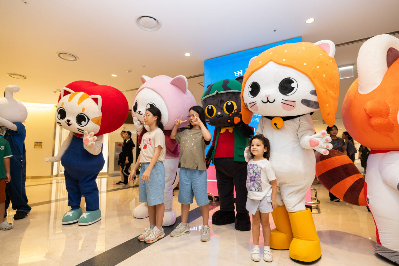 16일 서울 강남구 코엑스에서 열린 '캐릭터 라이선싱 페어·보드게임콘 2026'을 찾은 어린이들이 인형탈들과 사진을 찍고 있다.(사진=한국콘텐츠진흥원)