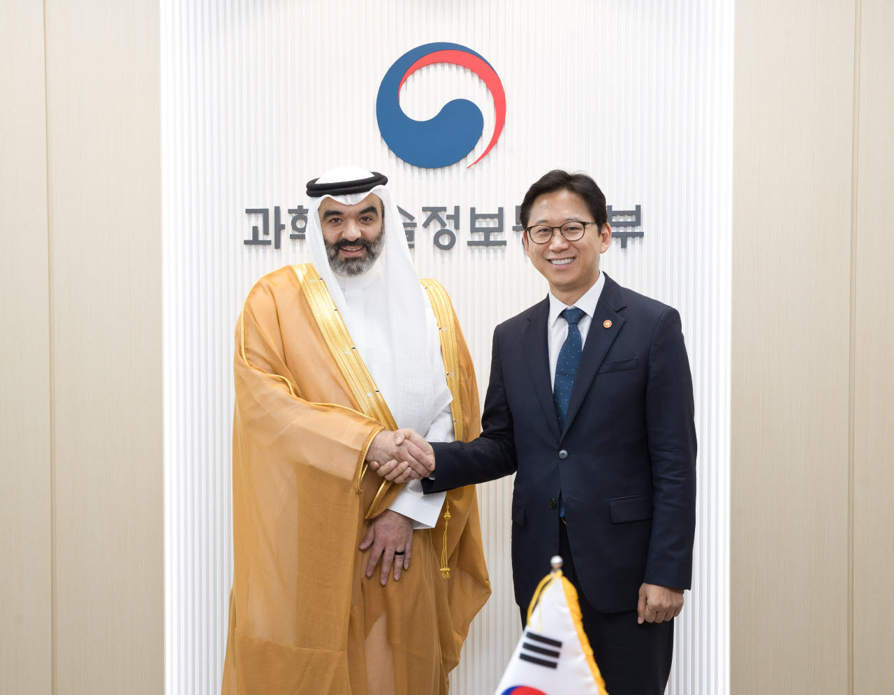 배경훈 부총리 겸 과학기술정보통신부 장관이 16일 오후 서울 종로구 정부서울청사에서  압둘라 빈 아메르 알스와하(Abdullah bin Amer Al-Swaha) 사우디아라비아 통신정보기술부 장관과 기념촬영을 하고 있다. 배경훈 부총리와 압둘라 빈 아메르 알스와하 장관은 AI 및 디지털 분야 협력방안을 논의했다. (사진=과기정통부)