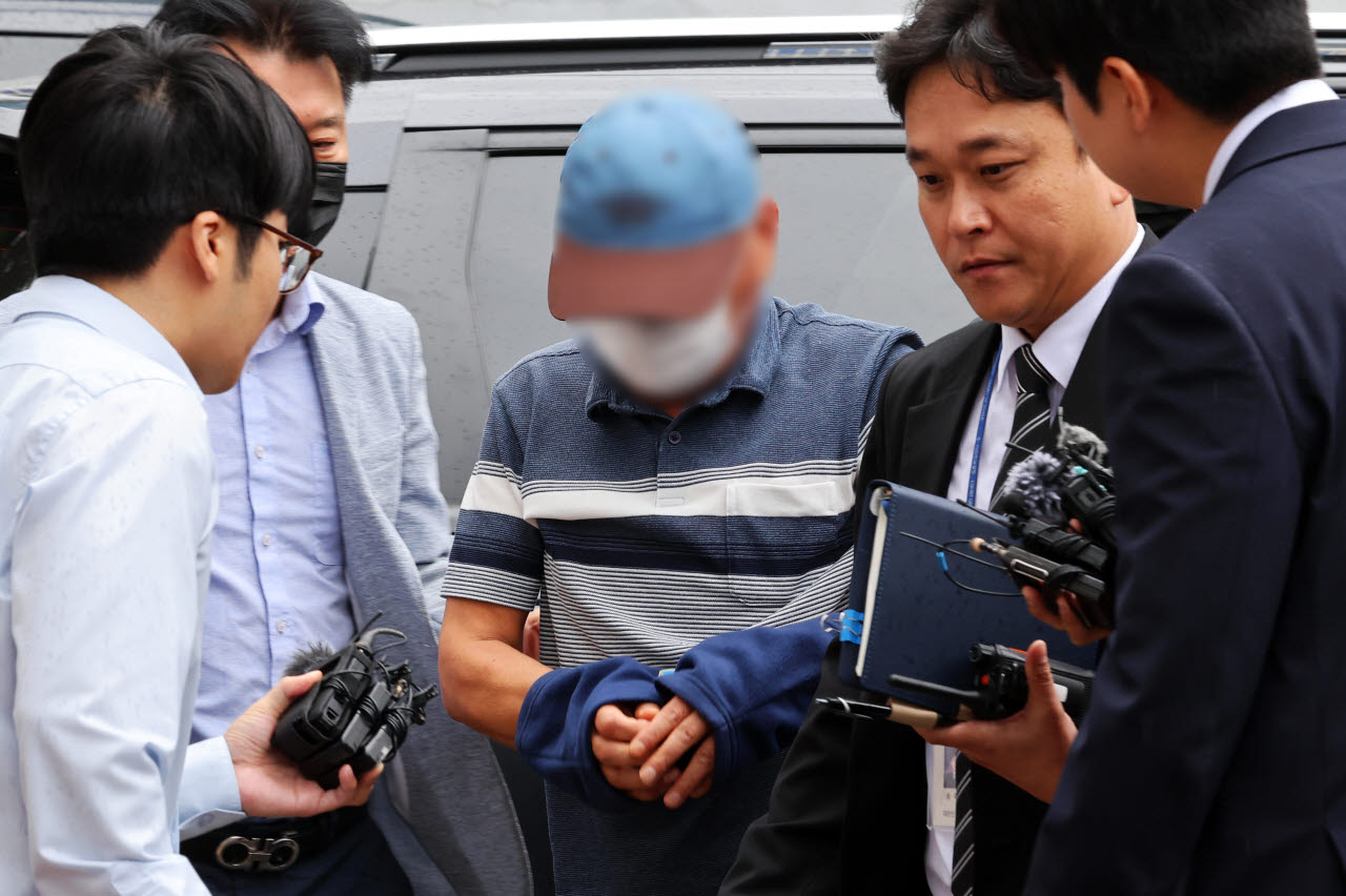 장윤기 사건의 증거 인멸 혐의를 받는 광주 광산경찰서 수사팀장 박모 경감이 지난 8일 전남광주통합특별시 동구 광주지방법원에서 열린 구속 전 피의자 심문(영장실질심사)에 출석하고 있다. (사진=연합뉴스)