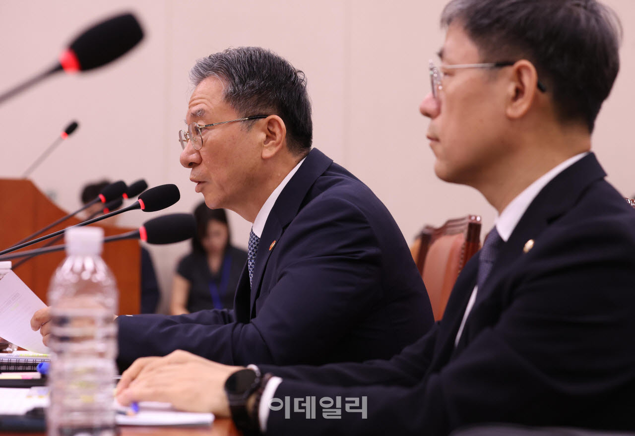 정성호(왼쪽) 법무부 장관이 15일 서울 여의도 국회에서 법제사법위원회 전체회의에 출석, 질의에 답변하고 있다. 오른쪽은 노경필 법원행정처장.(사진=노진환 기자)