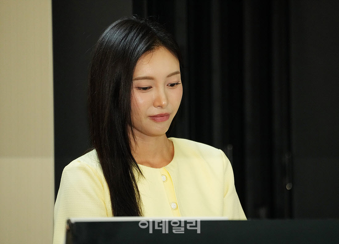 [포토]홍재경 아나운서,질문지를 살펴봐요