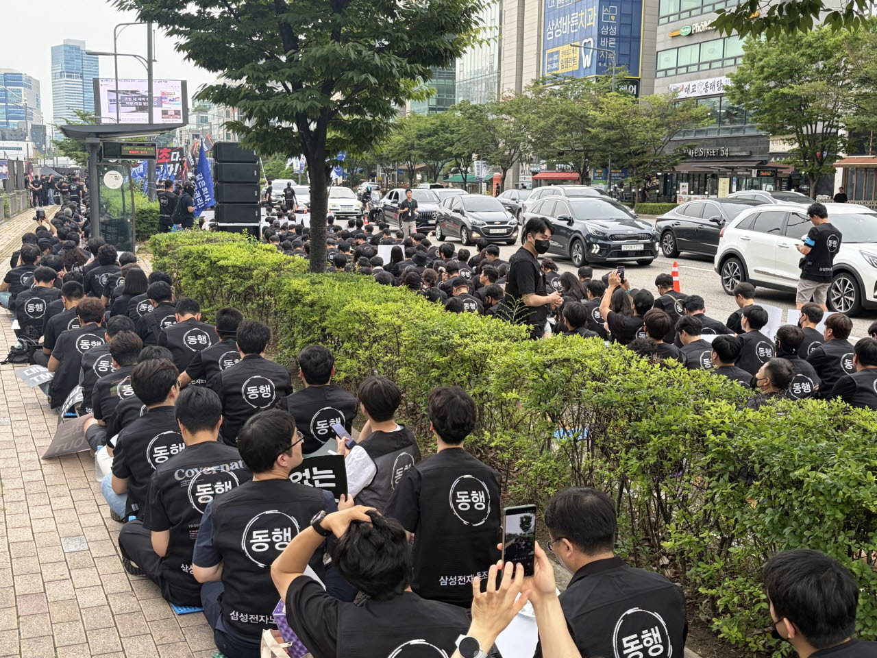 삼성전자 2대 노조인 삼성전자노동조합 동행(동행노조)가 16일 오후 5시 30분부터 삼성전자 수원사업장에서 경영진을 규탄하는 조합원 집회를 열었다. 조합원들이 집회에 참여하고 있다.(사진=공지유 기자)