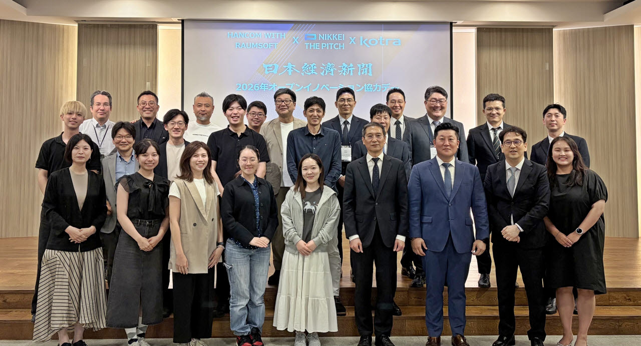 한컴위드와 일본 기업 사절단 관계자들이 기념촬영을 하고 있다. (사진=한컴위드)