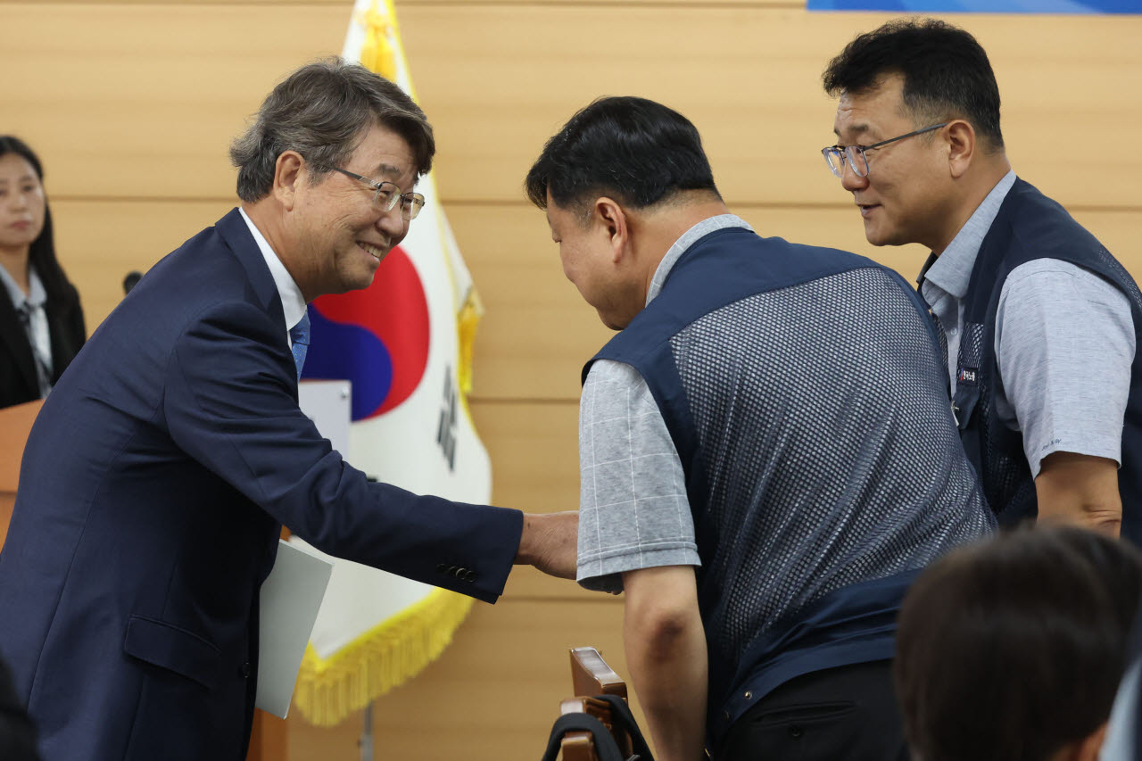 [이데일리 이영훈 기자] 김지형 경제사회노동위원회 위원장이 16일 서울 종로구 경제사회노동위원회에서 열린 '인구구조 변화와 일자리 공론화 특별위원회 발족식 및 1차 회의'에서 관계자들과 인사하고 있다.