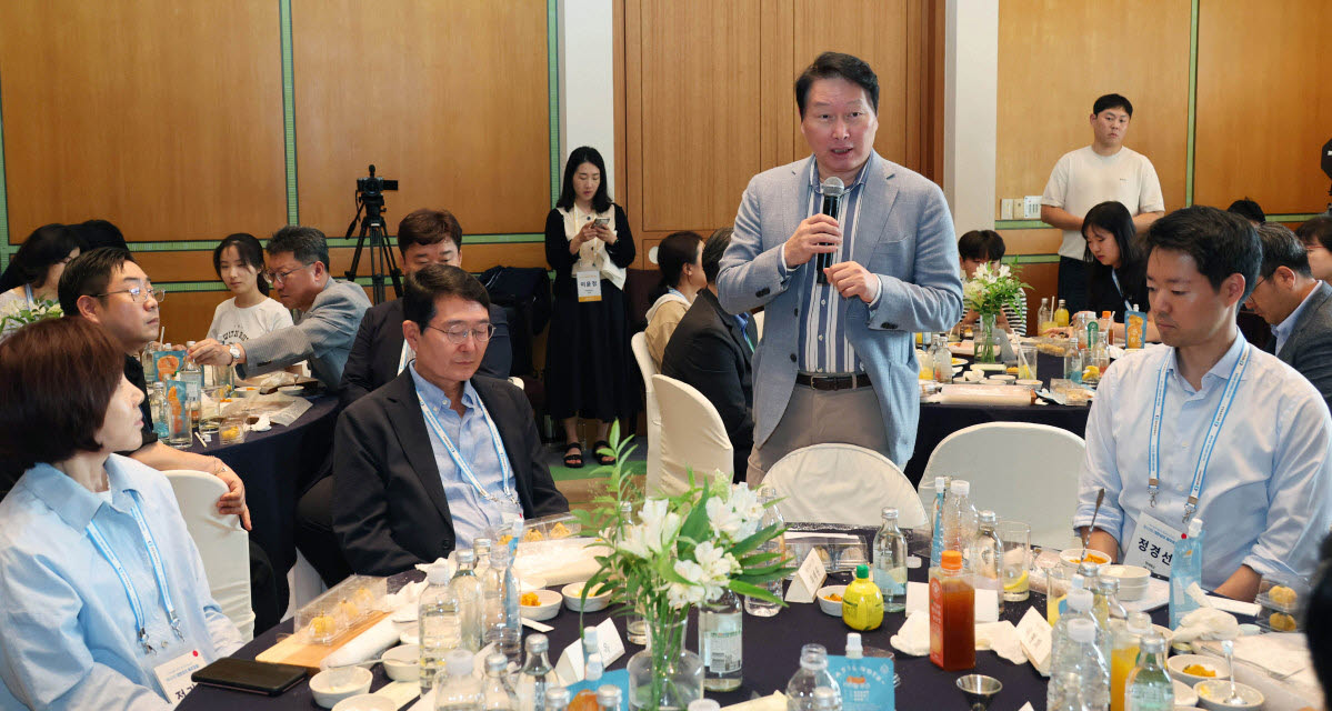 최태원 대한상공회의소 회장이 16일 제49회 제주포럼이 열린 제주신라호텔에서 청년 기업인들과 함께 '귀농·귀촌 청년기업과의 간담회'를 갖고 발언하고 있다. (사진=대한상의)