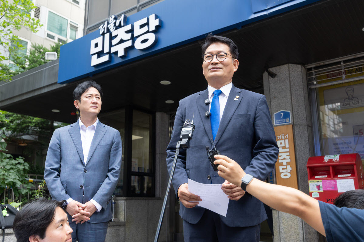 더불어민주당 대표에 도전하는 송영길 의원이 지난 16일 서울 여의도 민주당 중앙당사에서 후보 등록을 마친 뒤 취재진 질문에 답하고 있다.(사진= 연합뉴스)