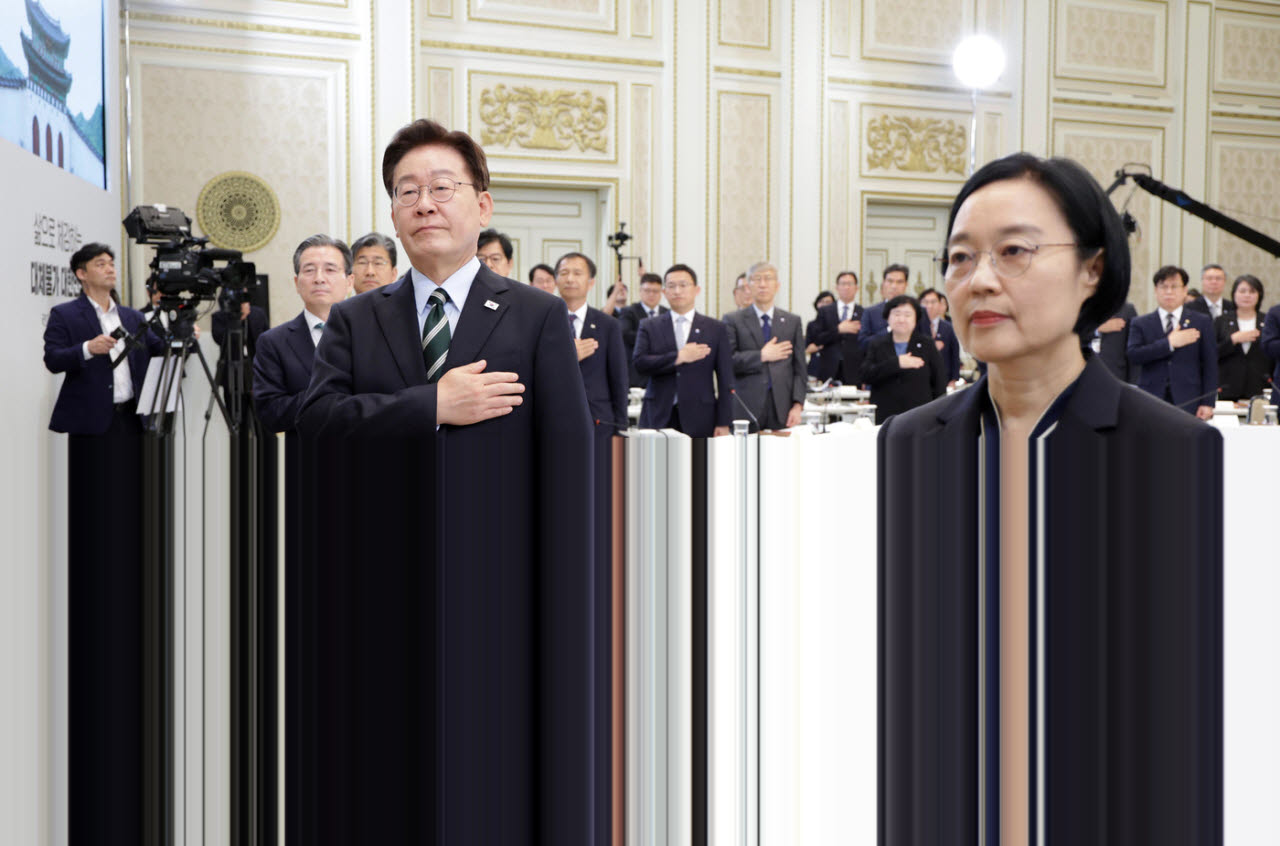 이재명 대통령이 16일 청와대 영빈관에서 열린 과학기술정보통신부, 방송미디어통신위원회, 개인정보보호위원회 2차 업무보고에서 국민의례를 하고 있다. (청와대통신사진기자단) 2026.7.16/뉴스1