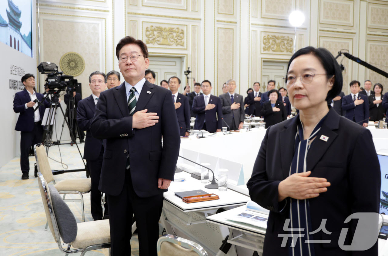 이재명 대통령이 16일 청와대 영빈관에서 열린 과학기술정보통신부, 방송미디어통신위원회, 개인정보보호위원회 2차 업무보고에서 국민의례를 하고 있다. (청와대통신사진기자단) 2026.7.16/뉴스1
