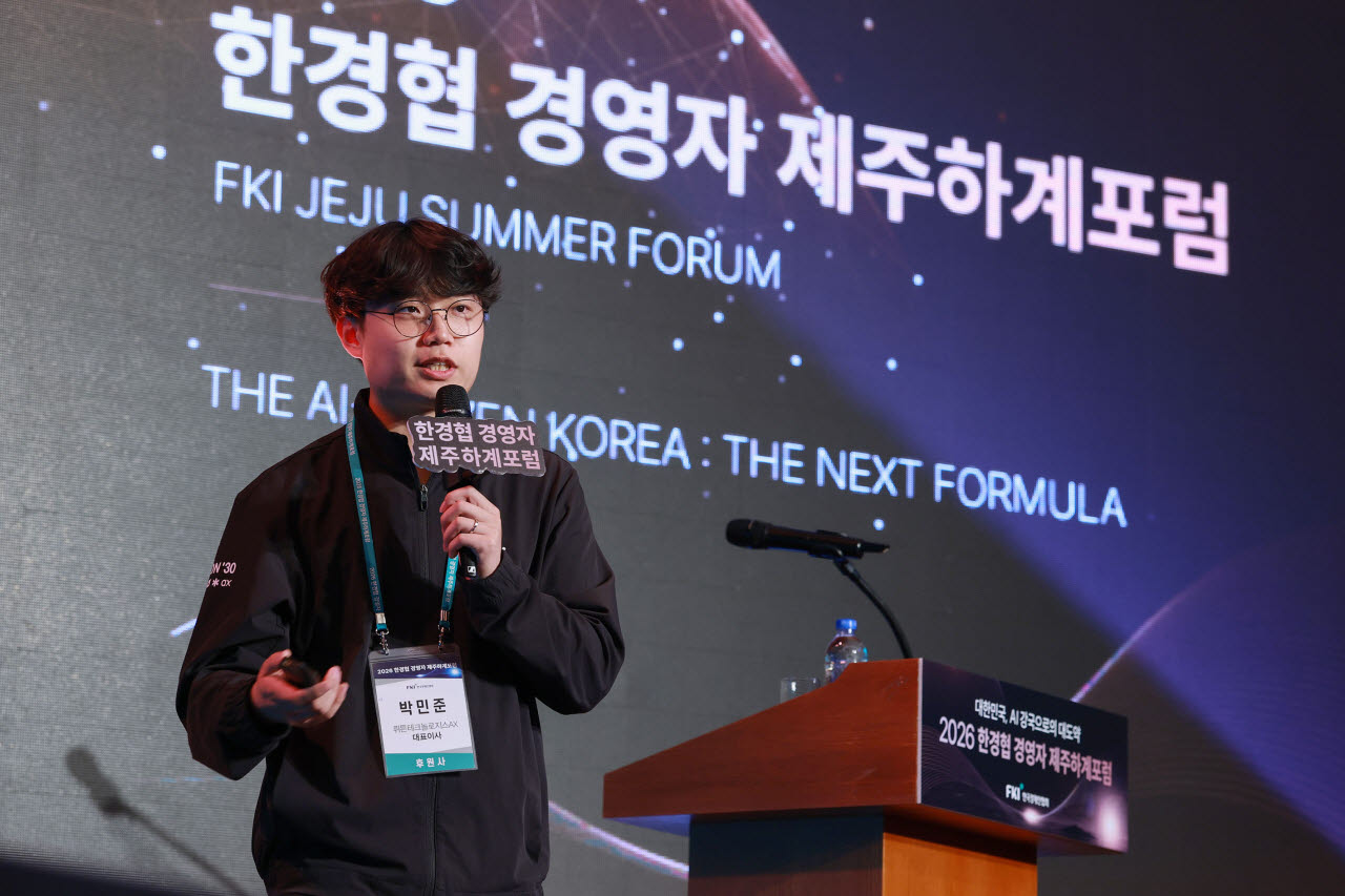 박민준 뤼튼테크놀로지스 AX대표가 17일 제주도 롯데호텔에서 열린 ‘2026 한경협 경영자 제주하계포럼’에 참석해 'AI 기술 도입은 쉬웠지만, 기업의 AI 전환은 없었다'를 주제로 강연하고 있다. (사진=한경협)