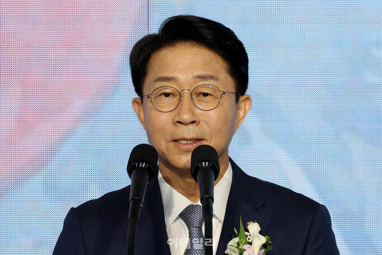 [국회사진기자단] 조정식 국회의장이 17일 서울 여의도 국회에서 열린 제78주년 제헌절 경축식에서 경축사를 하고 있다.