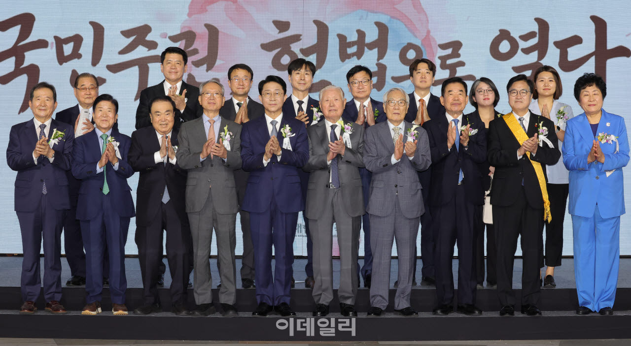 [국회사진기자단] 조정식 국회의장을 비롯한 참석자들이 17일 서울 여의도 국회에서 열린 제78주년 제헌절 경축식에서 기념촬영을 하고 있다.
