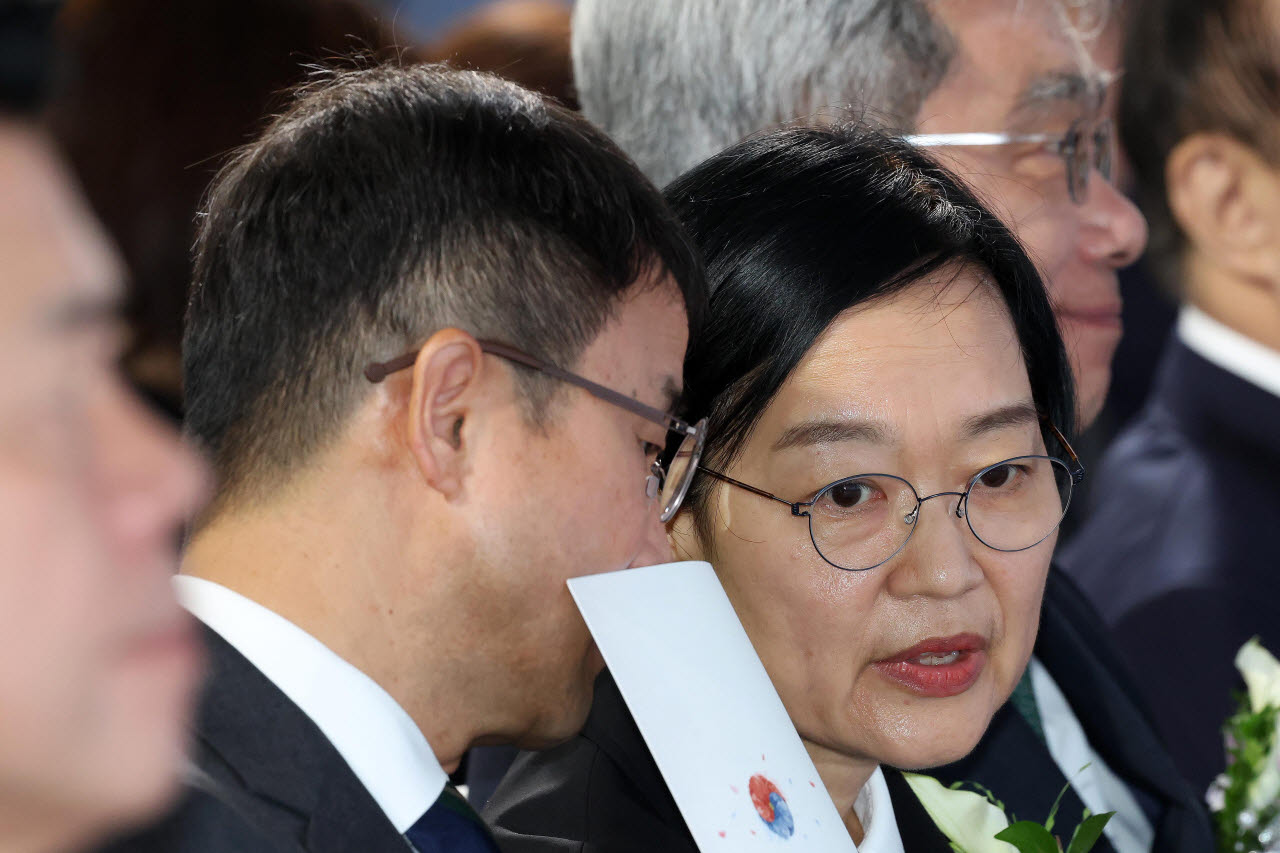 [국회사진기자단] 한성숙 국무총리와 한병도 더불어민주당 원내대표가 17일 서울 여의도 국회에서 열린 제78회 제헌절 경축식에서 대화하고 있다.