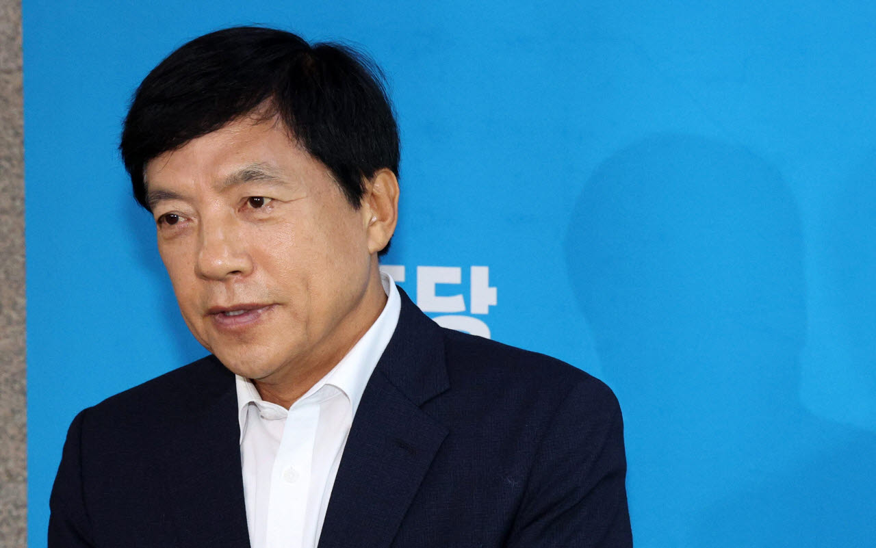 이성윤 더불어민주당 최고위원이 지난 14일 오전 서울 여의도 국회에서 열린 비공개 최고위원회의를 마치고 취재진 앞에서 발언하고 있다. (사진=뉴시스)