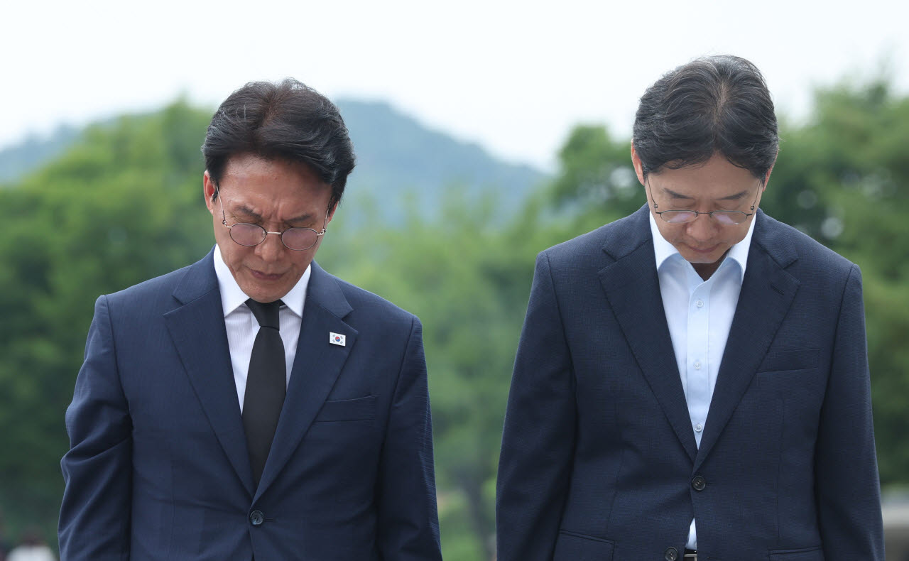 더불어민주당 당권주자인 김민석 전 국무총리가 17일 오후 경남 김해시 진영읍 봉하마을 노무현 전 대통령 묘역을 참배하고 있다. 오른쪽은 김경수 전 경남지사. (사진=연합뉴스)