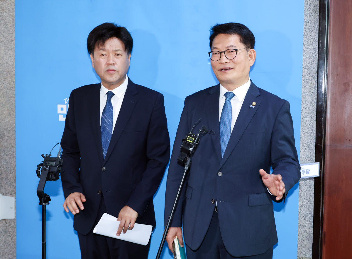 송영길 더불어민주당 의원(오른쪽)과 김용 전 민주연구원 부원장 기자회견(사진= 연합뉴스)