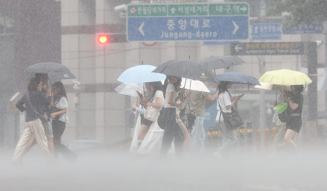 17일 대구 중구 동성로에서 시민들이 우산을 쓰고 쏟아지는 장맛비를 피하며 이동하고 있다. (사진=연합뉴스)