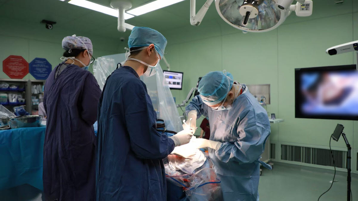 상하이 푸단대학 부속 화산병원 의료진이 지난 13일 상용 뇌-컴퓨터 인터페이스 수술을 진행하고 있다.(사진=화산병원)