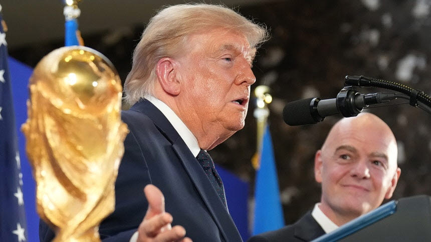 17일 FIFA 리셉션에서 연설하는 트럼프 대통령과 이를 곁에서 지켜보는 인판티노 회장. (사진=AP연합뉴스)