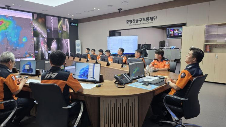18일 최용철 소방청장 직무대행 주재로 상황판단회의를 열고 집중호우 대비 전국 소방 대응 상황을 점검하고 있다. (사진=소방청)