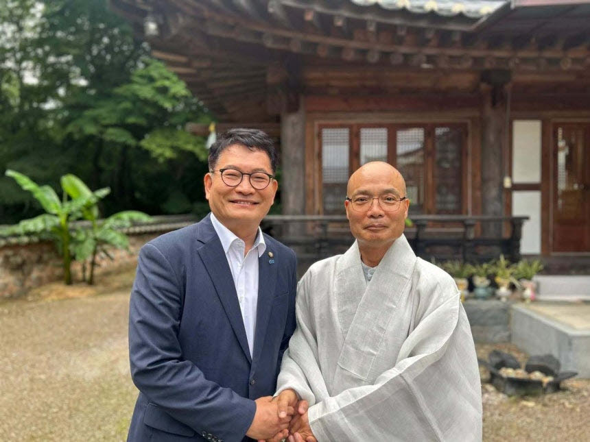 송영길 전 더불어민주당 대표(왼쪽)와 선운사 경우 주지스님. (사진=송 전 대표 페이스북)