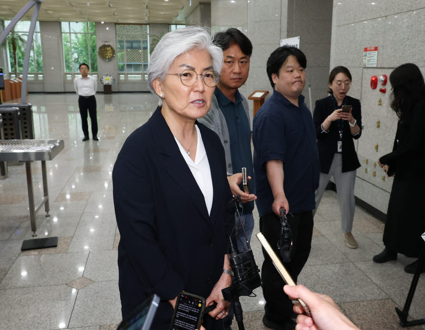 일시귀국한 강경화 주미대사가 지난 15일 조 장관과의 면담을 위해 서울 종로구 외교부 청사로 들어가며 취재진의 질문에 답하고 있다.(사진=연합뉴스)