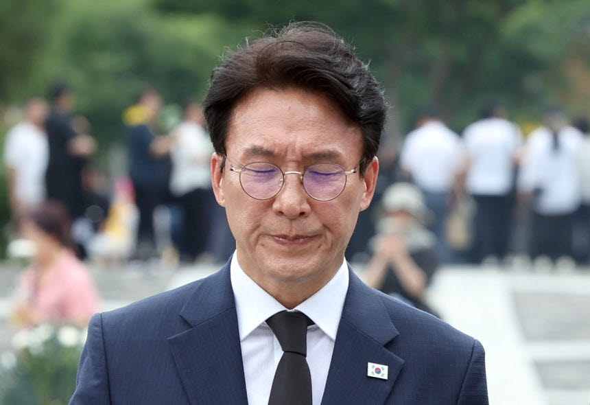 더불어민주당 당권주자인 김민석 전 국무총리가 17일 오후 경남 김해시 진영읍 봉하마을 노무현 전 대통령 묘역을 참배하고 있다. (사진=연합뉴스)