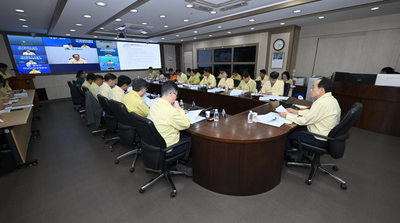 대구시는 18일 추경호 시장 주재로 재난안전대책본부 회의를 열고, 구청장·군수 및 관계기관과 함께 집중호우 대응상황과 향후 호우·폭염 대비태세를 점검했다.(사진=대구시)