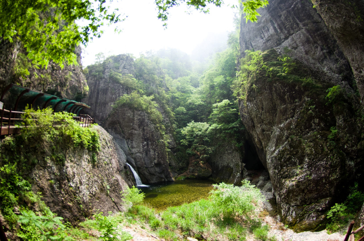 청송 주왕산국립공원 용추폭포 전경.(사진=청송군)