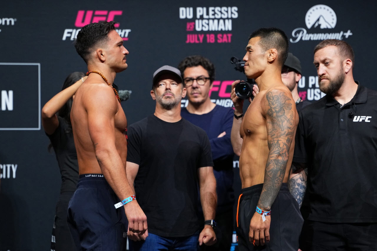 고석현(오른쪽)과 장폴 레보스노야니. 사진=UFC