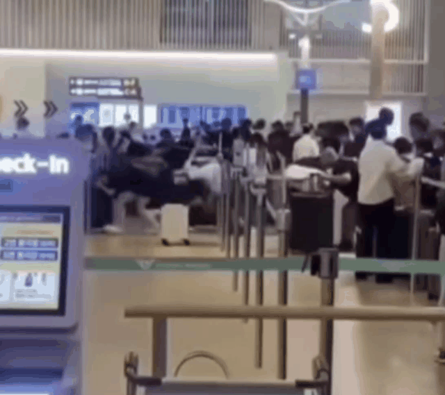 인천공항 출국장 체크인 카운터 집단 새치기 현장 모습. (사진=사회관계망서비스)