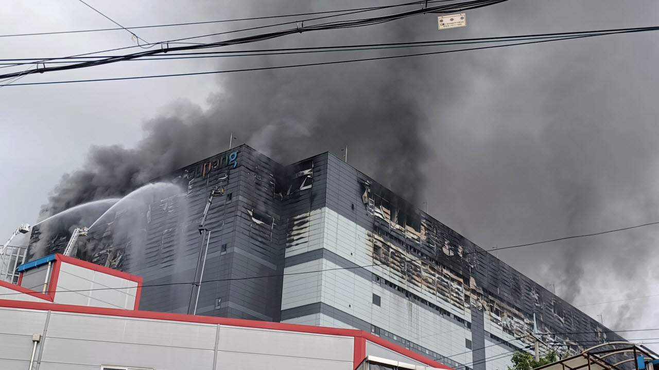 소방대가 19일 오전 인천 서해구 석남동 쿠팡물류센터 건물에서 이틀째 진화작업을 하고 있다. (사진 = 이종일 기자)