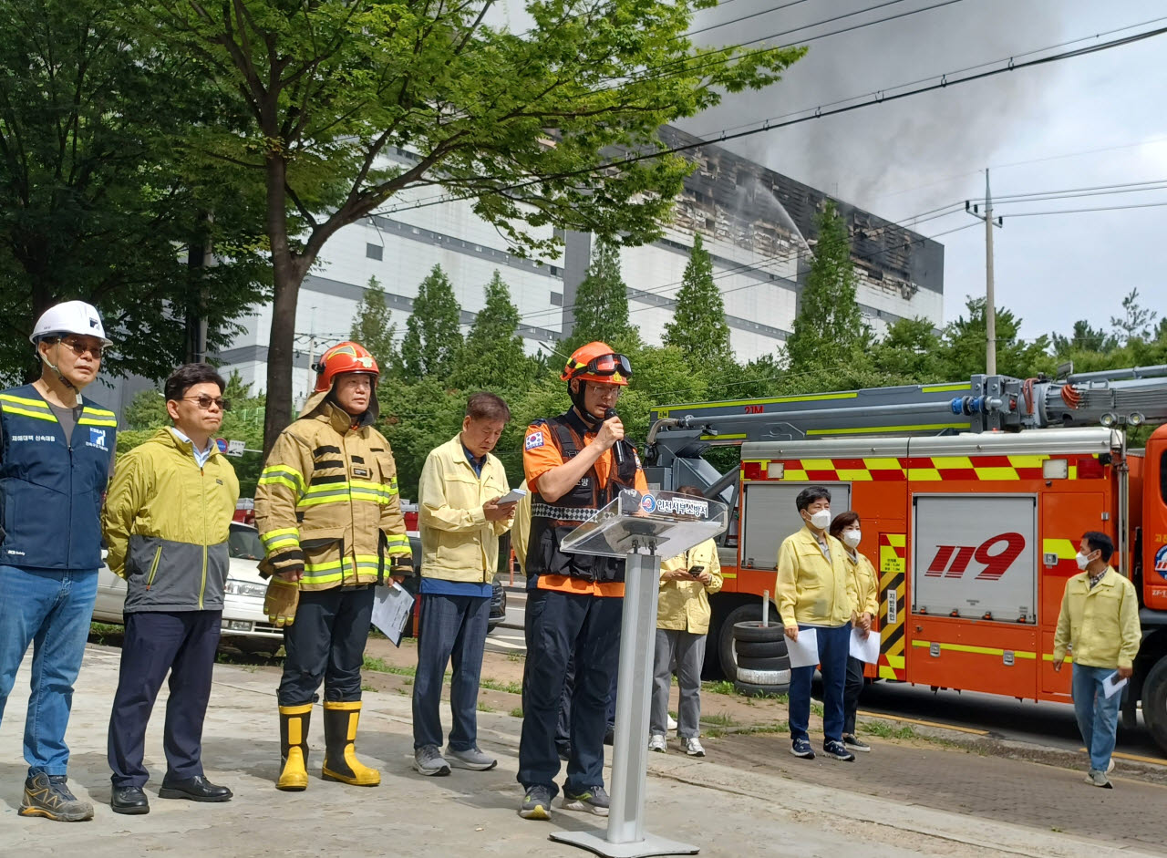 전재인 인천서부소방서 119대응과장이 19일 오전 인천 서해구 석남동 쿠팡물류센터 앞에서 화재 대응 브리핑을 하고 있다. (사진=이종일 기자)