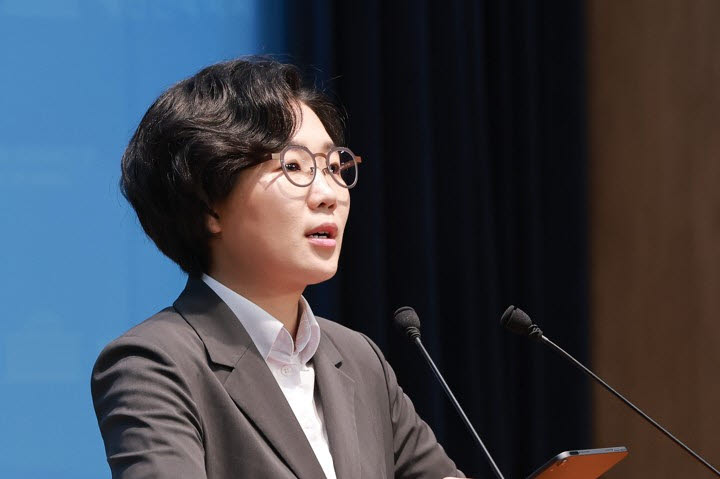 국회 소통관에서 기자회견하는 '민주당 대표 출마' 김보미 전 강진군의원(사진 = 연합뉴스)