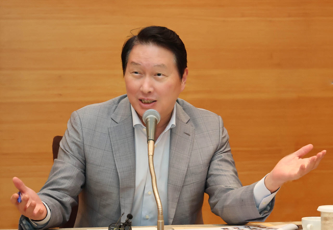 최태원 대한상공회의소 회장(SK그룹 회장)이 지난 15일 제주 서귀포 신라호텔에서 열린 대한상의 제주하계포럼 기자간담회에서 발언하고 있다. (사진=대한상의)