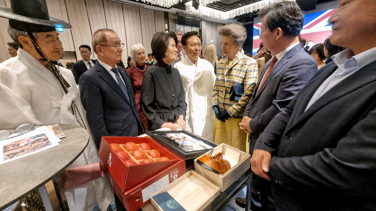 권기창 시장은 '한국-영국 친선만찬'에서 영국 앤 공주에게 안동과 영국 왕실의 27년 인연을 기념하는 선물을 전달했다.(사진=안동시)