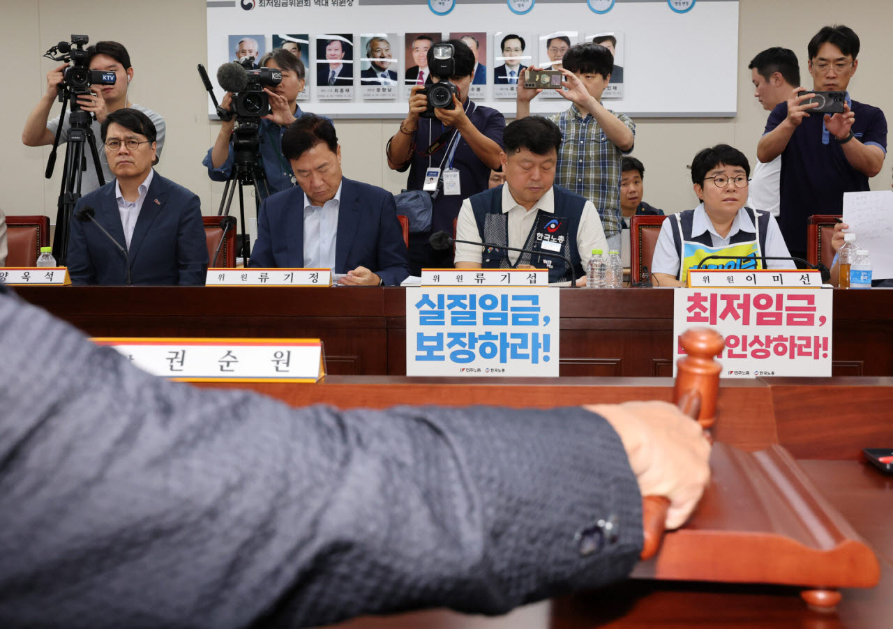 2027년 최저임금을 결정하는 최저임금위원회 제14차 전원회의가 열린 지난 14일 오후 세종시 정부세종청사에서 노사 위원들이 나란히 앉아 있다. 왼쪽부터 양옥석, 류기정 사용자 위원, 류기섭, 이미선 근로자 위원. (사진=뉴시스)