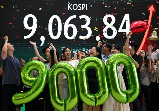 6월 18일 서울 중구 하나은행 본점 딜링룸에서 직원들이 코스피 9000 돌파 축하 세리머니를 하고 있다.(사진=AFP)