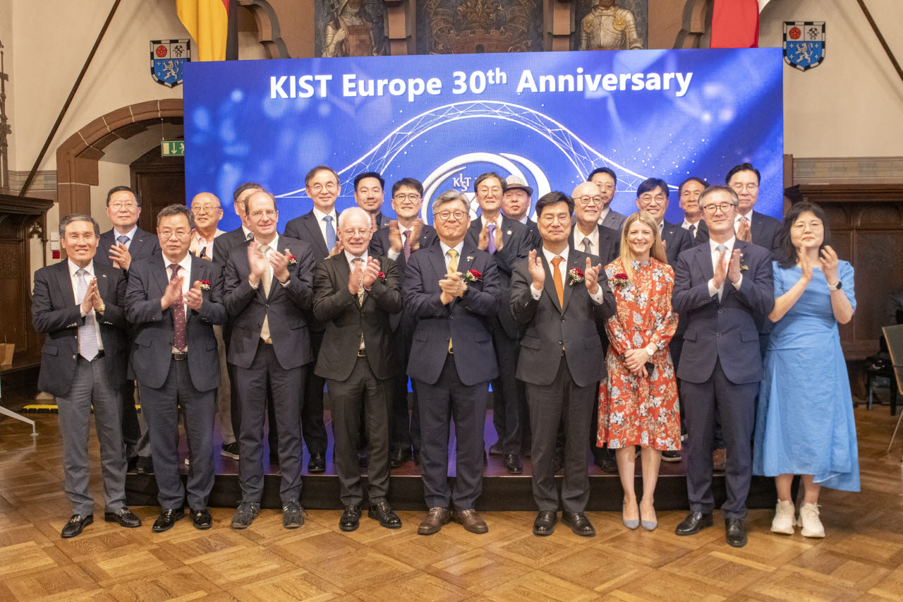 한국과학기술연구원 유럽연구소 창립 제30주년 기념식 행사에서 주요 참석자들이 단체 촬영을 하고 있다.(사진=한국과학기술연구원)
