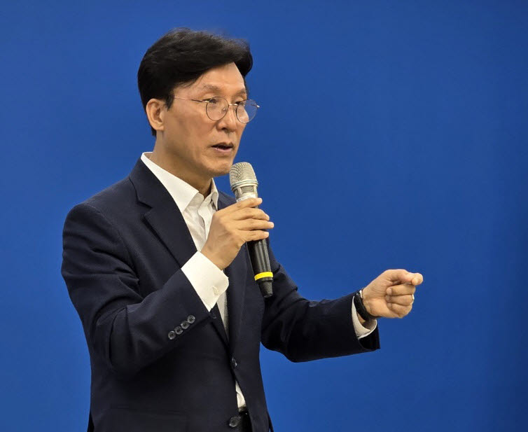 더불어민주당 당권주자인 김민석 전 국무총리가 19일 오후 민주당 부산시당에서 열린 부산 권리당원 간담회에서 발언하고 있다(사진=연합뉴스).