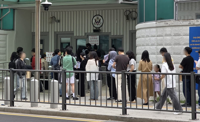 지난해 5월 23일 서울 종로구 주한 미국대사관 앞에서 미국 비자를 발급받으려는 사람들이 줄을 서 있다. (사진=연합뉴스)