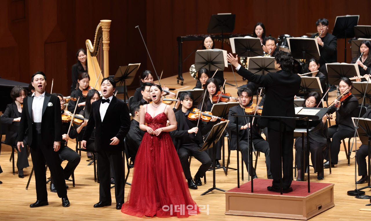 19일 서울 서초구 예술의전당 콘서트홀에서 열린 KG필하모닉오케스트라 ‘월드클래스 성악가 시리즈 2026 K오페라 갈라’에서 테너 이기업, 소프라노 김효영, 바리톤 박사무엘이 ‘축배의 노래’를 선보이고 있다. (사진=노진환 기자)