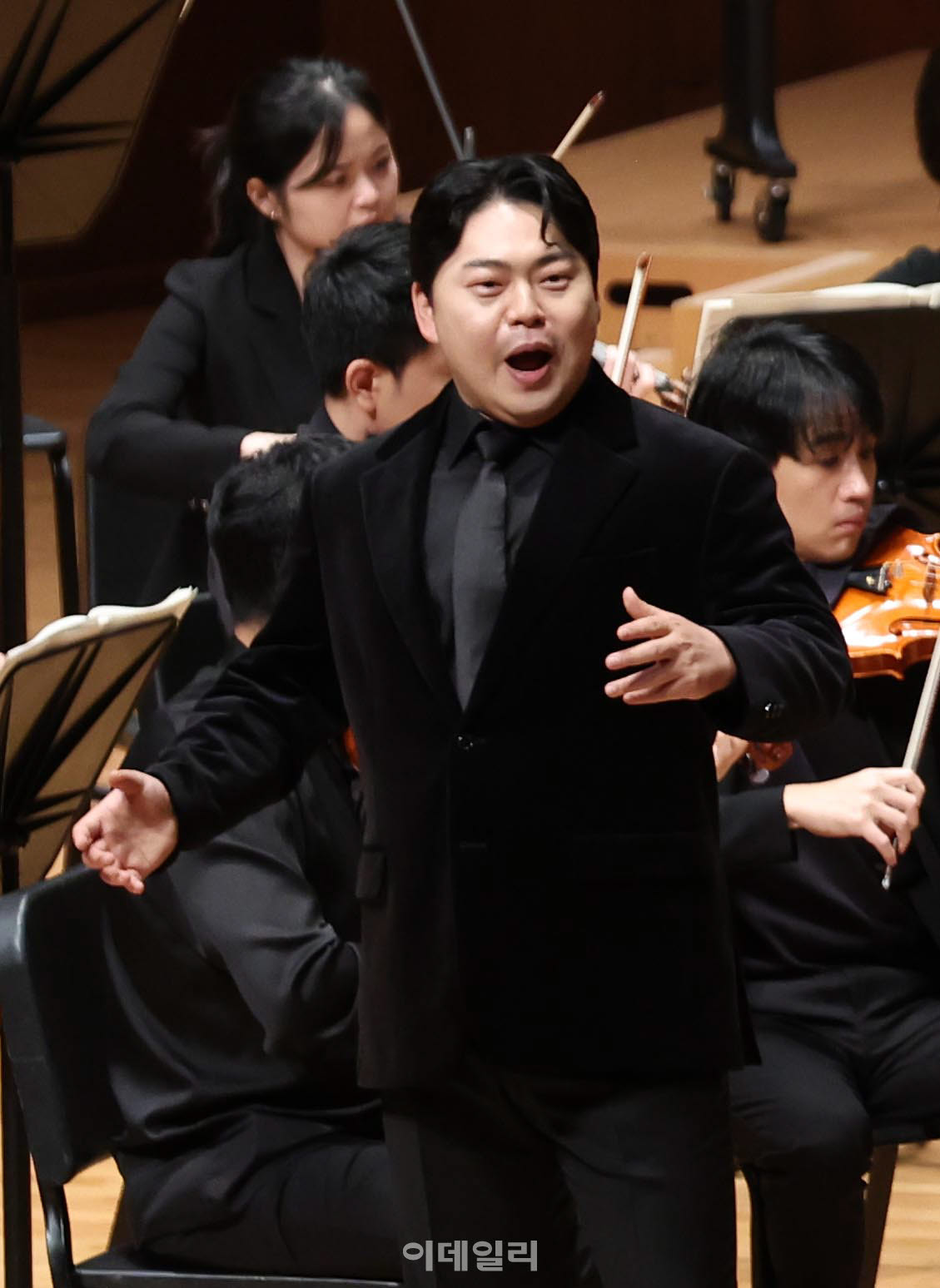 19일 서울 서초구 예술의전당 콘서트홀에서 열린 KG필하모닉오케스트라 ‘월드클래스 성악가 시리즈 2026 K오페라 갈라’에서 바리톤 박사무엘이 ‘그를 바라보세요’를 선보이고 있다. (사진=노진환 기자)