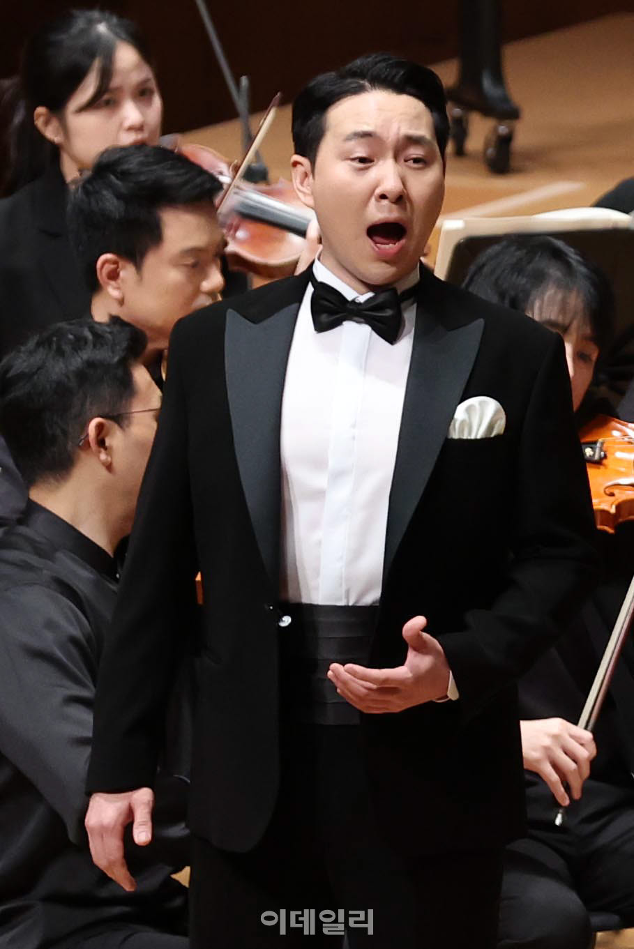 19일 서울 서초구 예술의전당 콘서트홀에서 열린 KG필하모닉오케스트라 ‘월드클래스 성악가 시리즈 2026 K오페라 갈라’에서 테너 이기업이 ‘귀에 익은 그대 음성’을 선보이고 있다. (사진=노진환 기자)