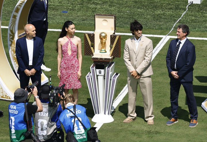 20일(한국시간) 미국 뉴욕 뉴저지 스타디움에서 열린 스페인과 아르헨티나의 2026 국제축구연맹(FIFA) 북중미 월드컵 결승전. 정호연이 루이뷔통 앰버서더 자격으로 나섰다. 사진=AFPBB NEWS