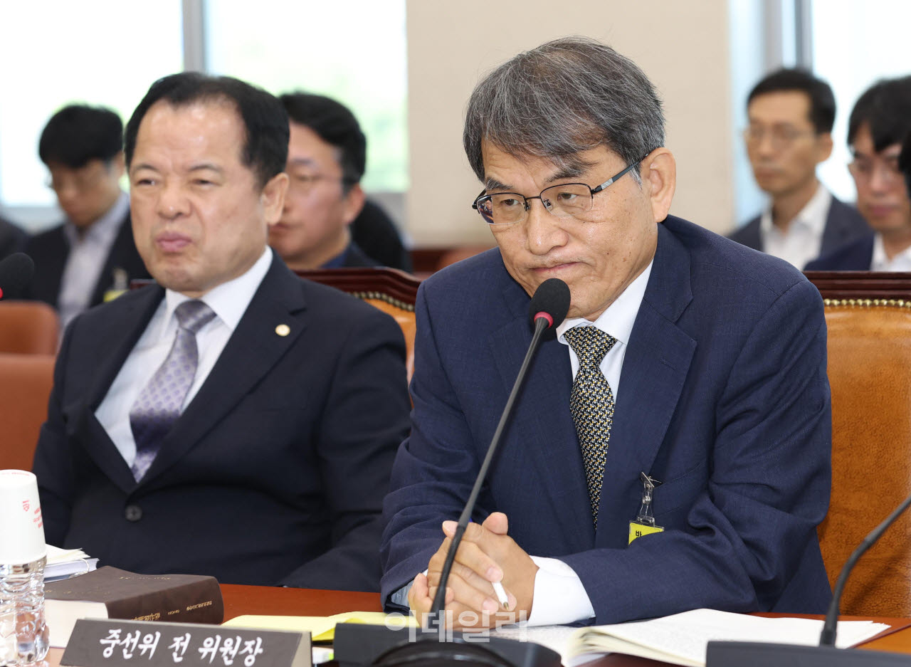노태악 전 중앙선거관리위원장이 지난달 23일 오전 서울 여의도 국회에서 열린 제9회전국동시지방선거투표용지부족 사태 등 국민참정권침해진상규명 및 선거관리개혁을 위한 국정조사 특별위원회에 출석, 질의를 들으며 굳은 표정을 보이고 있다. (사진=이데일리 노진환 기자)