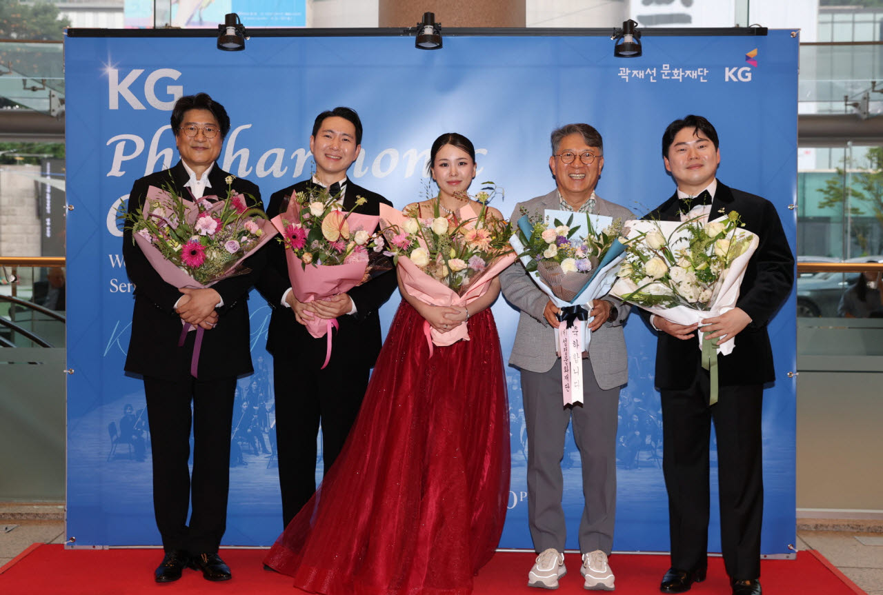 KG필하모닉오케스트라, ‘K-Opera Gala’ 성악가들과 단체사진 (왼쪽부터 서희태 지휘자, 테너 이기업, 소프라노 김효영, KG그룹 곽재선 회장, 바리톤 박사무엘).(사진=곽재선문화재단.)