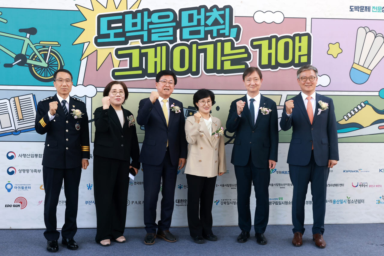이찬진 금융감독원장(오른쪽에서 두 번째)은 14일 서울 뚝섬 한강공원에서 열린 청소년 사이버도박 및 불법사금융 예방을 위한 행사에 참석했다.(사진=금융감독원)