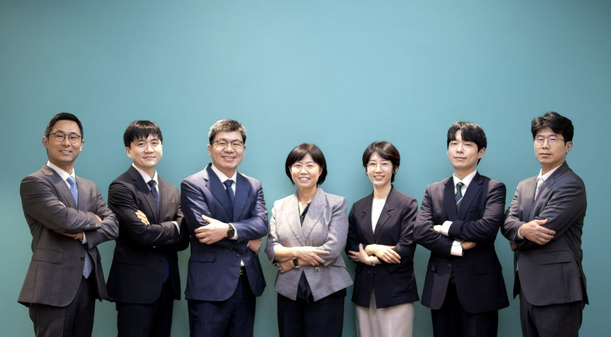 법무법인 원 AI 데이터센터 팀 오정익(왼쪽부터), 박성훈, 서순성, 이유정 대표, 고인선, 석동일, 박창환 변호사.(사진=원)