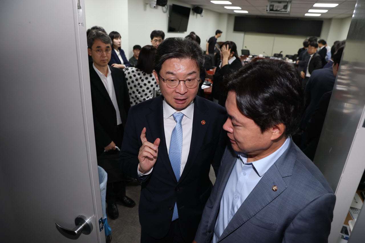 이억원(왼쪽) 금융위원장이 20일 오전 서울 여의도 국회에서 열린 더불어민주당 정무위 업무설명회에 참석 후 정무위원회 김현정 더불어민주당 의원과 함께 대화하면서 퇴장하고 있다. (사진=이데일리 노진환 기자)